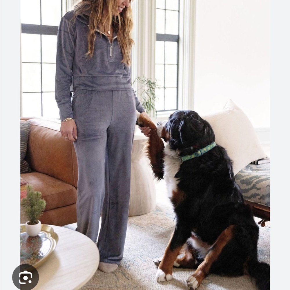 COPY - VUORI velvet sweat set half zip size Medium